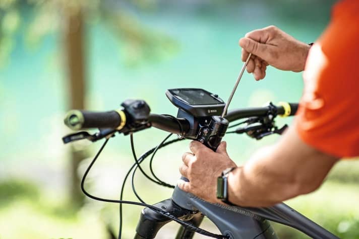   Um die Spacer zu tauschen und damit den Vorbau in der Höhe zu verstellen, muss man zuerst die Ahead-Kappe des Vorbaus abschrauben.