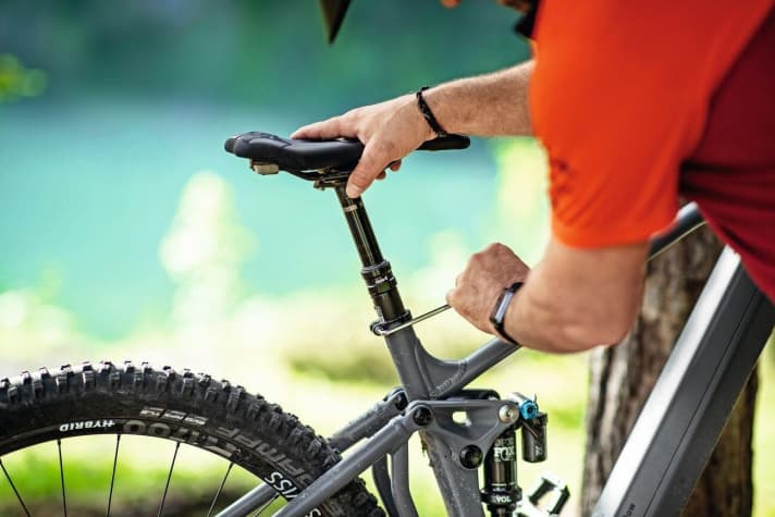 Adjustment: With a perfectly adjusted saddle, you can avoid discomfort and steer the E-MTB much better through technical terrain.