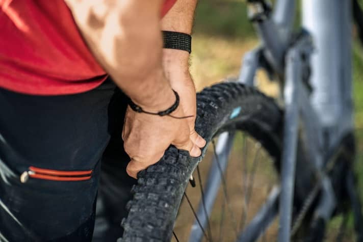 Reifendruck prüfen am E-MTB prüfen