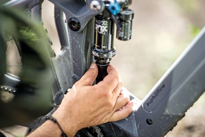   Fig. 12 - The rubber ring on the shock indicates the sag after sitting on the bike.