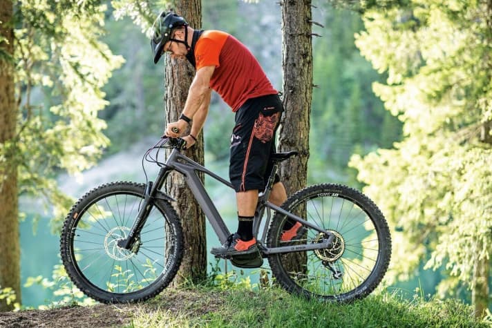   Fig. 13 - The suspension dips under the rider's weight alone - this is the negative suspension travel (called SAG).