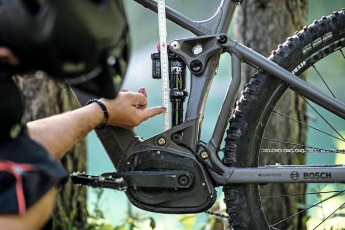 Fig. 14- Measuring the negative spring travel (SAG) on the damper.