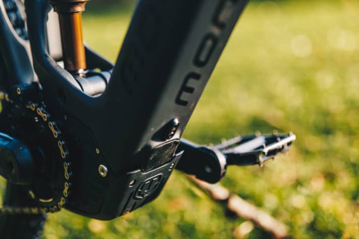   The charging socket for the permanently installed Powertube battery is located under the down tube in the bottom bracket area. It is fully exposed to dirt, but is very well covered by a rubber seal.