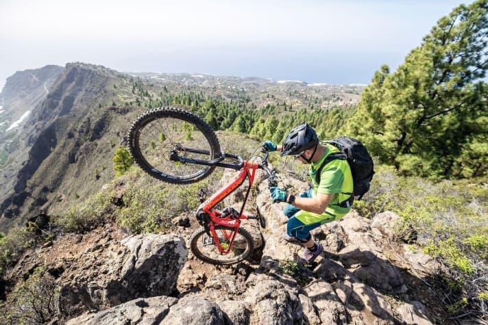  Wenn normales Schieben nicht geht, kann man das E-Bike auf dem Hinterrad schieben.