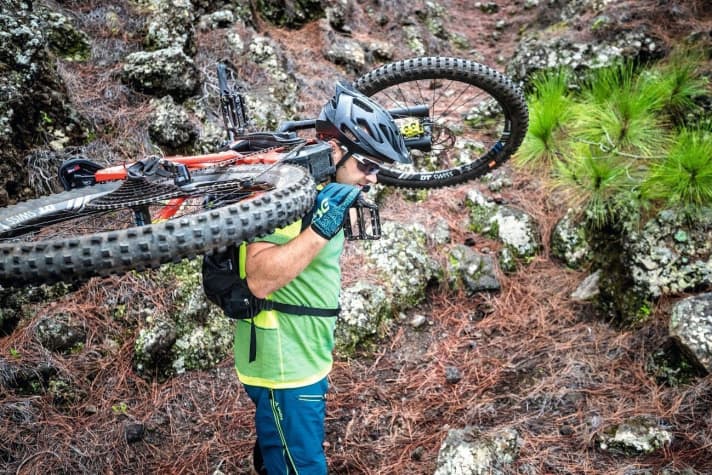   So tragen Sie ein E-Mountainbike entspannt den Berg hinauf.