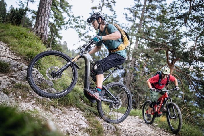   Dosierbarkeit und Ansprechverhalten der Motoren lassen sich nur in ausgiebigen Praxisversuchen herausfinden. Zum Testprogramm gehörte auch ein steiler, verblockter Pfad in der Nähe von Garmisch. 