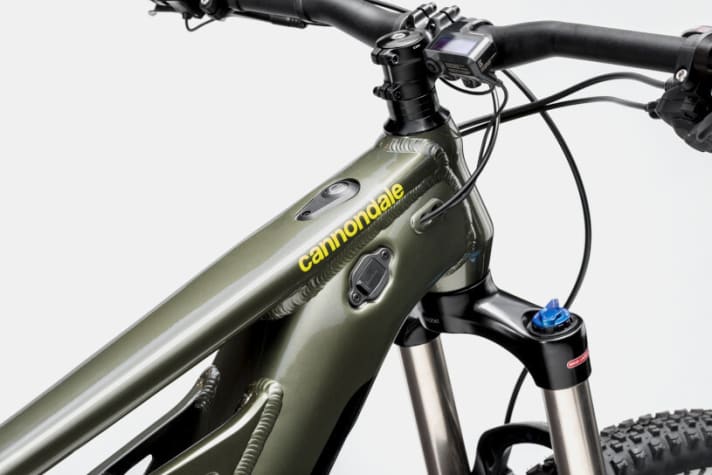   The on/off switch is easily accessible on the top tube. Shimano's small but informative E7000 display provides information on the most important tour data, remaining range, speed and support level.