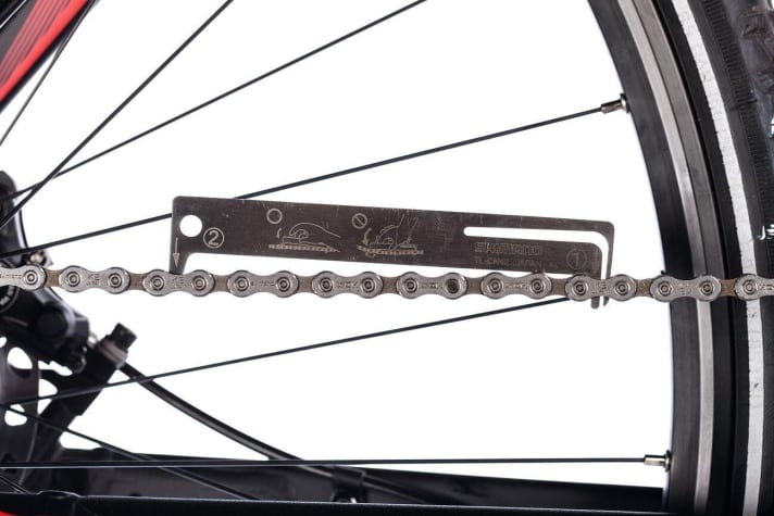 Check the chain length with the measuring gauge!