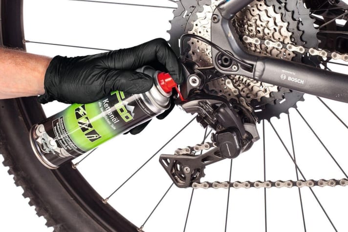   Precision work: cleaning the gearstick with spray