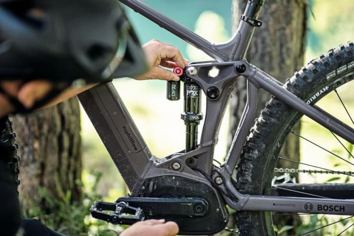 Setting the rebound speed on the damper on the e-bike