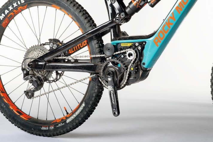   The inner workings of the Powerplay motorised linkage: The chainring is driven indirectly via the motor (small cogwheel at the top). The rattling of the chain deflections is noticeable when riding.
