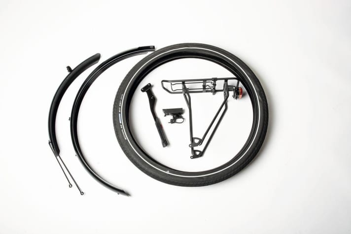   Mit (fast) jedem Bike kann man pendeln. Doch das Urban-Kit sorgt für eine saubere Hose, niedrigeren Rollwiderstand sowie mehr Sicherheit im Straßenverkehr. Gibt’s optional für 150 Euro mehr.