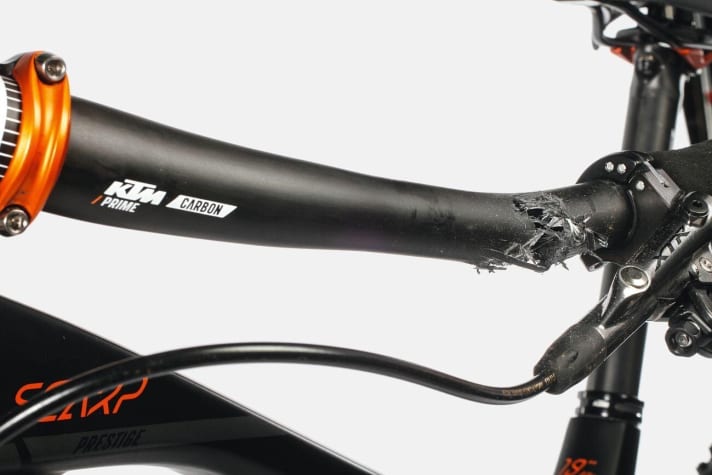 BAM... and the handlebars were through! It doesn't have to be that bad for parts to need replacing. Our guide "<a href="https://www.bike-magazin.de/mountainbike/garantie-und-gewaehrleistung-diese-rechte-haben-sie-bei-e-bikes/" target="_blank" rel="noopener noreferrer">These rights you have with e-bikes</a>" shows you what you should bear in mind when making a complaint.