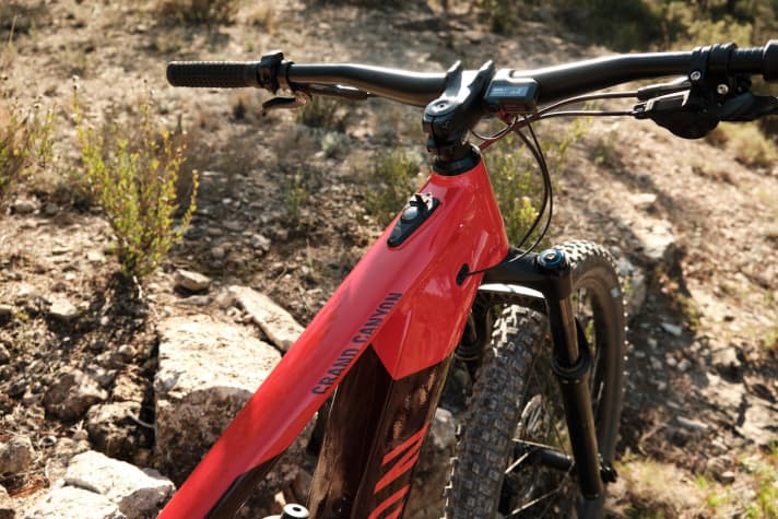   There is a control unit on the top tube that combines an on/off switch with a USB-C port. This allows mobile phones or smartphones to be charged via the Shimano battery.