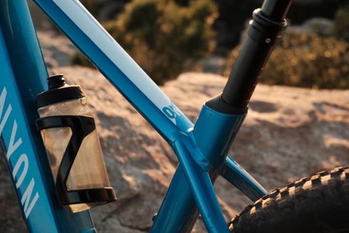   The seat clamp is stylishly integrated into the seat tube, a trademark of the current Canyon bikes.