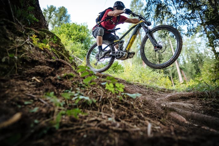   The full-suspension Swype freqz E-MTB is built for tours, trails and mountains. Off into the terrain!