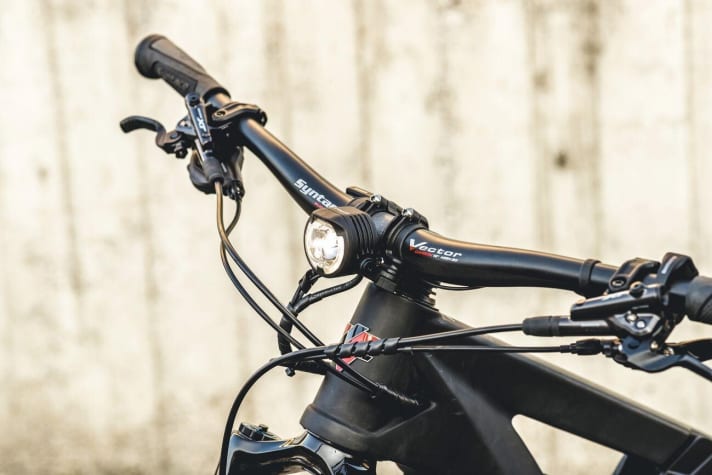   Liteville 301 CE - Praktisch: Am Twinfix-Befestigungssystem lässt sich wahlweise eine Lupine SL oder die Handyhalterung Smartgripper   (78 Euro) befestigen. Hierfür liegt sogar eine Lademöglichkeit parat.