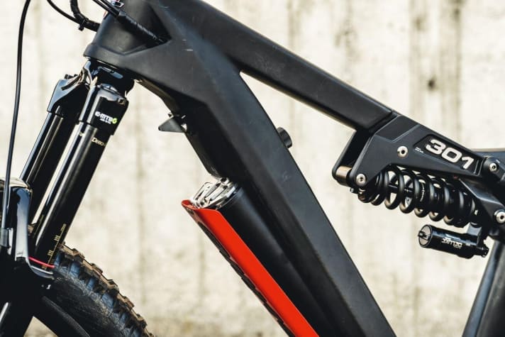   Liteville 301 CE - Solide und ohne Schlüssel: Der 630-Wh-Akku von SMP Simplo sitzt im Unterrohr und wird von oben mit einer massiven Schraube gehalten. Einen Schlüssel braucht man hier nicht.