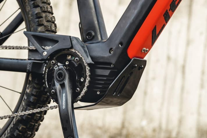   Liteville 301 CE - Herzstück des 301 CE: Seitlich am Motor sitzt fest verschraubt eine Alu-Platte zur besseren Kühlung des Motors. Darunter der Unterfahrschutz (Aufpreis: 118 Euro). Oben führt der Chaintunnel (Aufpreis: 98 Euro) die Kette und schützt zusätzlich vor Schmutzbeschuss.