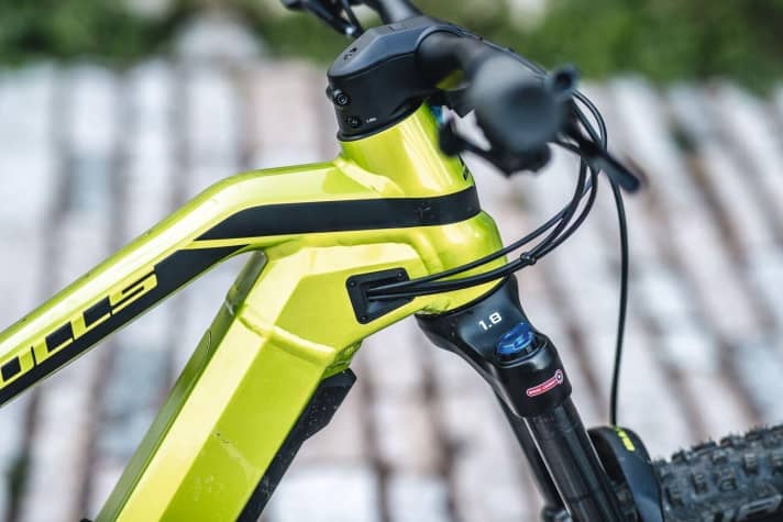   Das neue Steuerrohrmaß von 1,8 Zoll soll an den Bulls Sonic-E-Mountainbikes mehr Steifigkeit bringen und Platz für innen verlegte Züge schaffen. Oben: der eigens entwickelte Vorbau. Beide fügen sich optisch gut ein, das wirkt wertig.