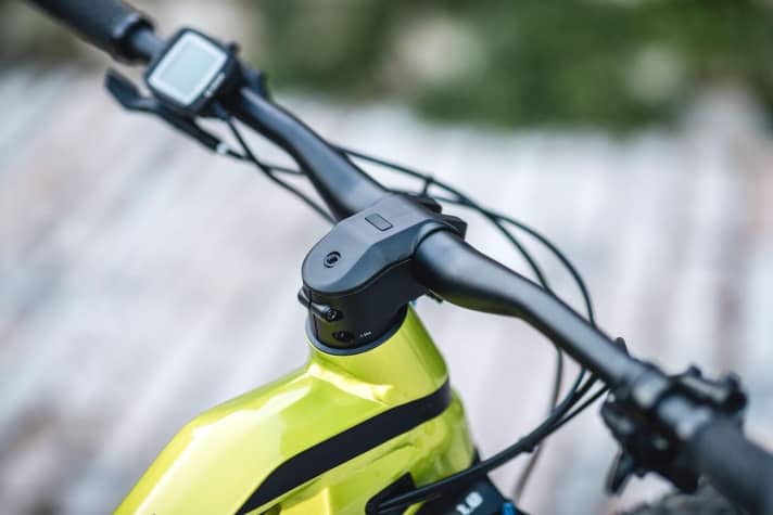   Der eigens entwickelte Vorbau am Bulls Sonic Eva AM. Er passt optisch gut zum 1,8 Zoll dicken Steurrohrmaß, das wirkt wertig.