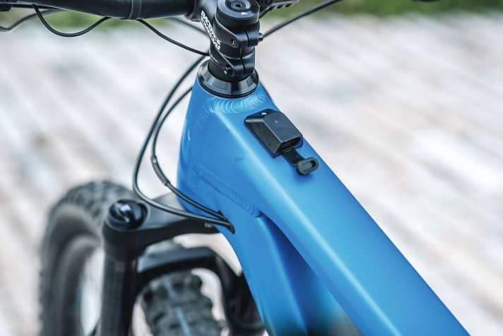   Canyon Neuron:On 5.0: A USB port on the top tube allows you to charge your smartphone or GPS device via the e-bike battery. The USB port is controlled via the drive unit's light connection.Canyon Neuron:On 5.0