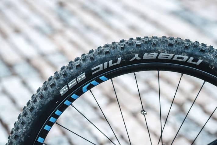   Canyon Neuron:On 5.0: Typisch Versender! Schon die günstigste Ausstattungsvariante kommt mit hochwertigen Evolution-Reifen von Schwalbe. Die Kombi aus Nobby Nic und Hans Dampf ist dem Einsatzbereich angemessen.