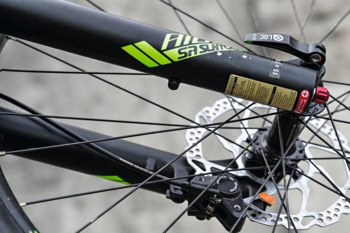   Gabelgewinde: Nur Suntour stattet alle Gabeln mit integrierten Schraubgewinden aus. Auf der Rückseite der Brücke und an beiden Tauchrohrenden lassen sich so problemlos entsprechende Mudguards oder sogar feste Schutzbleche mit Streben sicher verschrauben. 