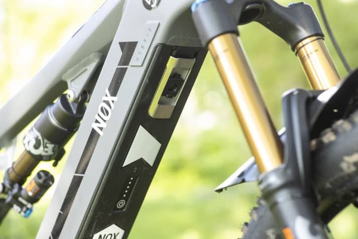   The BMZ battery of the Nox Hybrid Sachs delivers 651 watt hours and can be removed from the down tube.