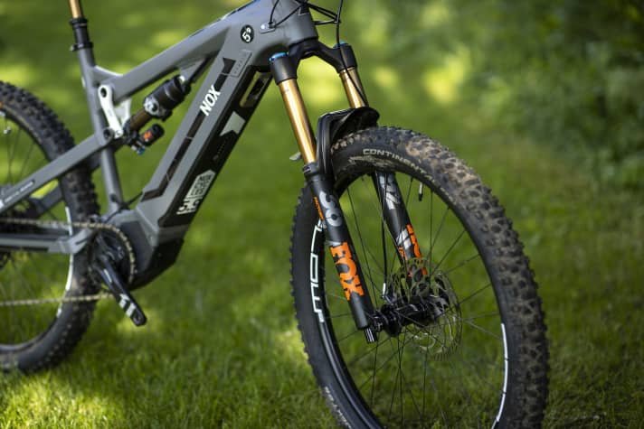   Das Pro-Modell glänzt mit hochwertigem Fox-Fahrwerk. Kostenpunkt fürs Komplettbike: 6999 Euro.