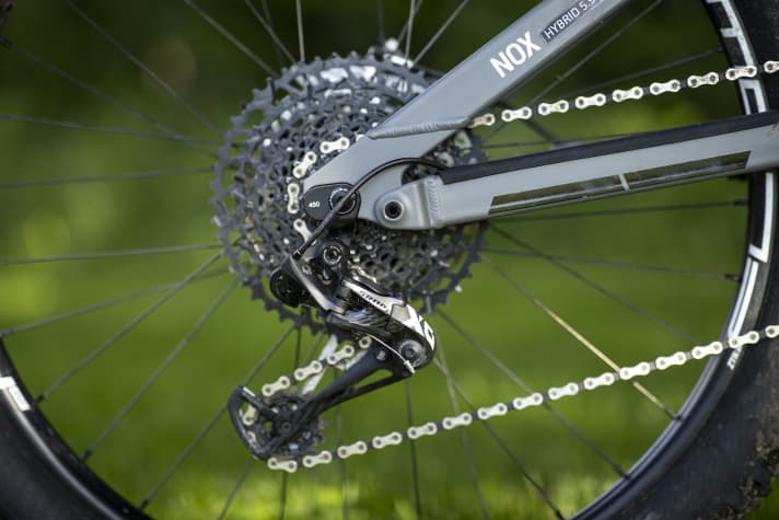   Typical of the Nox hybrid series: a flip chip at the dropout allows you to fit either 27.5 or 29er wheels in the bike. Incidentally, the chainstay length of the Sachs models is identical to the Brose bikes.