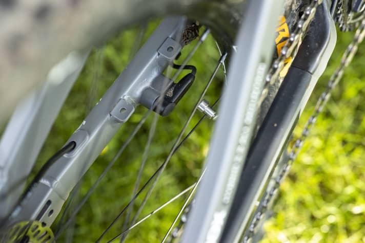   In the Sachs models, Nox still relies on the less modern spoke magnet and the clunky speed sensor on the chainstay.