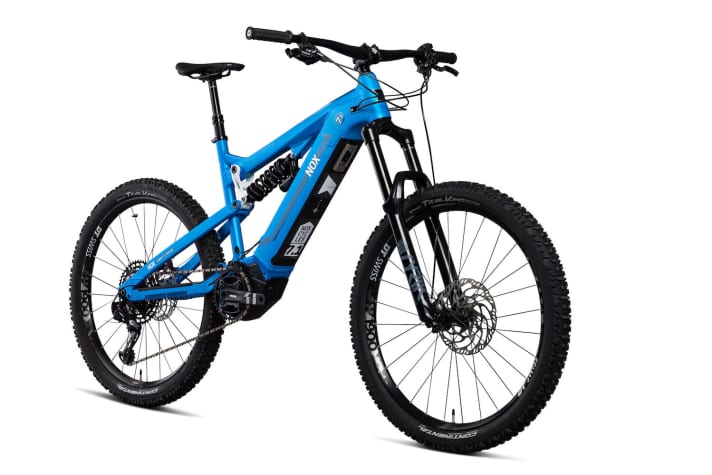   If you really want to let it rip downhill, then the Nox Hybrid Enduro Sachs is the bike for you. With steel spring shock absorbers, 180 millimetres of suspension travel and solid equipment, the bike doesn't shy away from anything. The version with Sachs motor scored particularly well in our test thanks to its sensitive suspension. Price with Sachs motor between 5199 and 7299 euros.