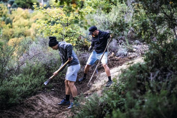   First the work, then the pleasure. To leave nothing to chance, Barel and mechanic Benji prepare the track.