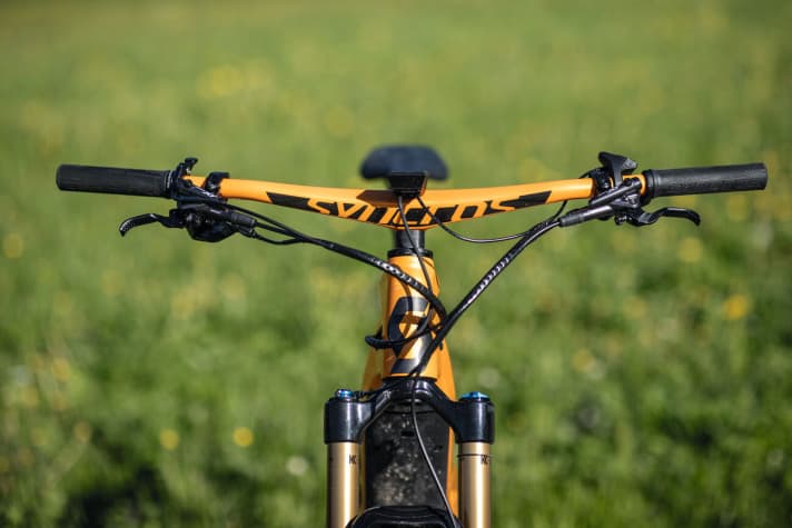   The handlebar stem unit looks futuristic and saves weight. Unfortunately, it doesn't suit every rider due to the non-adjustable rotation of the handlebars.
