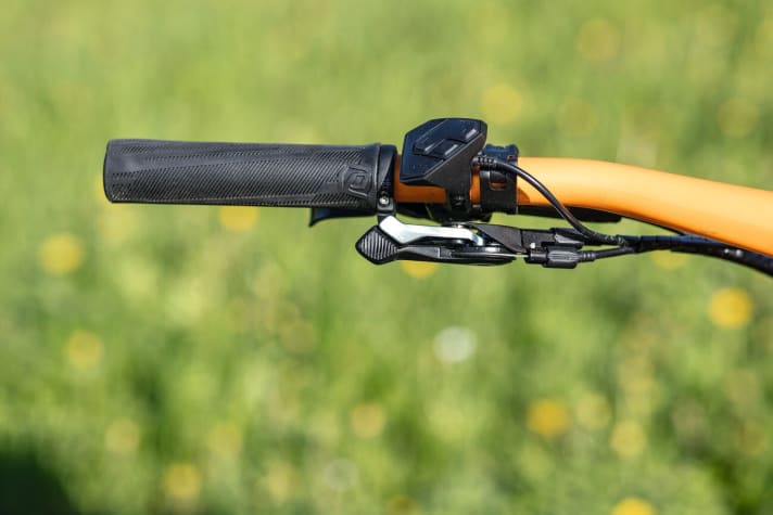   Per Twinlock-Hebel lässt sich auf Knopfdruck das Fahrwerk straffen oder ganz blockieren. Am Bio-Bike absolut sinnvoll, am E-MTB nicht ganz so wichtig, auch weil die Fernbedienung für die Tele-Stütze dann etwas unergonomisch auf die rechte Seite wandert. Da das System viele Fans hat, ist die Entscheidung für das Twinlock-System aber nachvollziehbar.