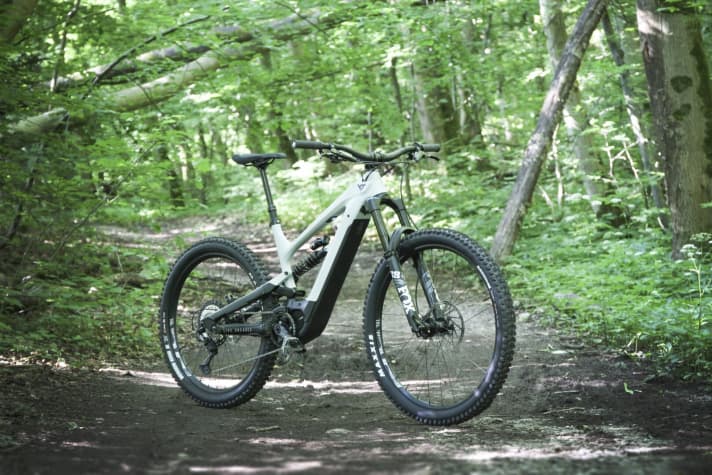   Mit Stahldämpfer, Fox 38 und dem massiven Unterrohr wirkt das Bike stämmig, auch zu großen Park-Missionen bereit.