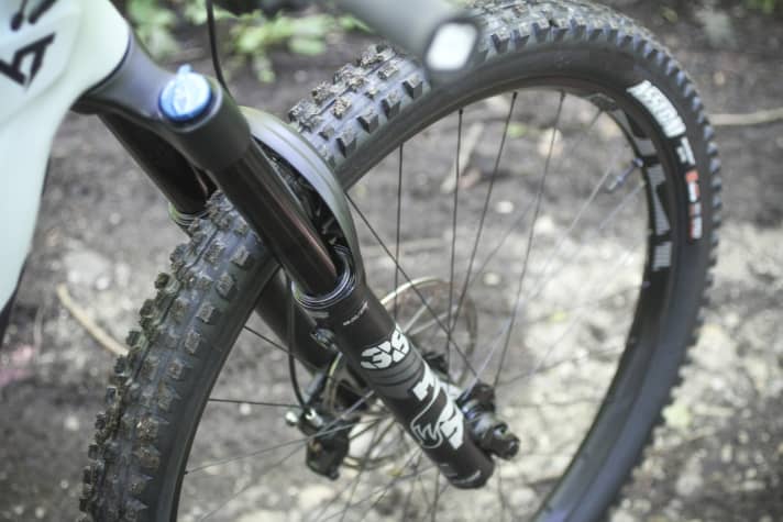   Components like the massive Fox 38 make sense, especially on E-MTBs where not every gram counts. Unlike the shock (Performance Elite), the fork unfortunately "only" comes in the Performance version, without adjustable high-speed compression damping.