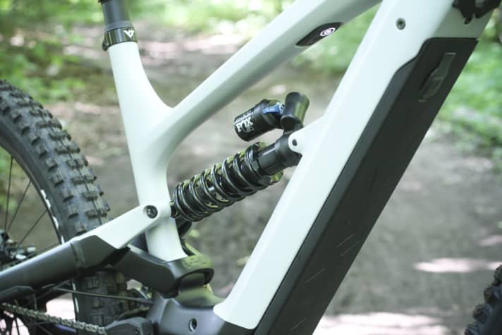   The steel spring damper is a new addition to the YT E-MTBs and is designed to breathe even more performance into the rear triangle. The flip chip is located in the shock mount as usual, the switch-on button is well protected under the top tube.