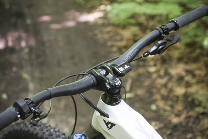  The wide 800-millimetre cockpit from eThirteen does justice to the bike's intended use. The brakes are fitted with solid Code R anchors and the E7000 display provides the most important information without any frills.