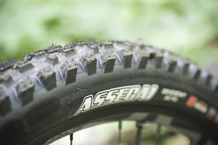   The Maxxis Assegai is a favourite of the editors and provides ground contact on the Decoy Shred at the front and rear. At the rear, the slightly reinforced EXO+ casing provides a little more puncture protection.