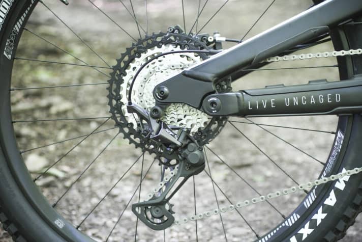   Der Shimano XT Antrieb treibt das Bike nach vorne und sorgt für sichere Gangwechsel auch bei hoher Last.