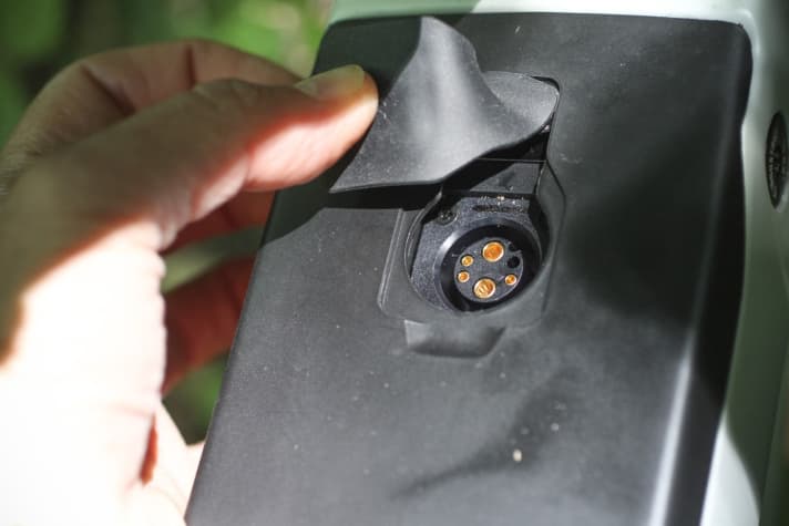   Die Ladebuchse versteckt sich unter einer Abdeckung unter dem Unterrohr. Der 540-Wattstunden Akku kann aber auch entnommen werden.