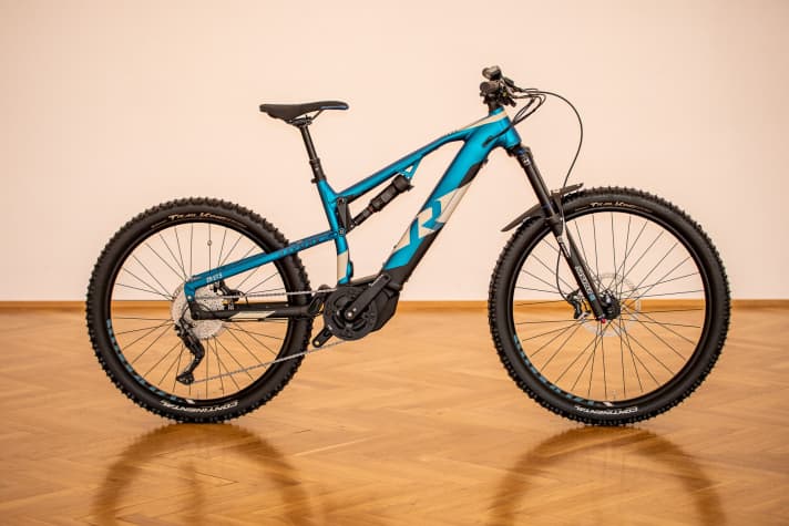   With the Trailray E 8.0, you can get started for just € 3999. On board: Yamaha PW-X2, a 630 watt-hour battery and suspension that is already impressive with SR Suntour Durolux and Rock Shox Deluxe R shock. A very strong package in this price range!
