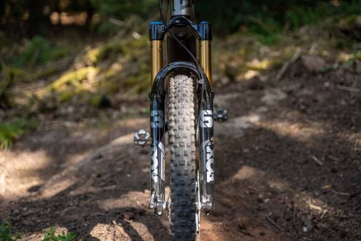   The previous model featured a slim Fox 34, which is not the first choice for heavy e-bikes on rough terrain. The update to the Fox 36 makes perfect sense for a bike in this class.