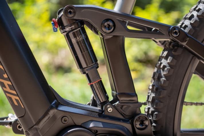   Die Abstimmung des hauseigenen Dämpfers wurde nochmals verfeinert und auf die großen Laufräder sowie die neue Gabel angepasst. Auch die Umlenkwippe ist neu: schlanker im Design und tatsächlich auch leichter.