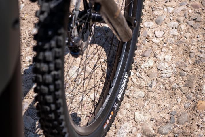   The Maxxis Assegai is hard to beat in terms of cornering grip, steering precision and riding safety. We are delighted with every test bike that arrives at the editorial office with this tyre. The in-house rims are made of carbon on the top-of-the-range model.