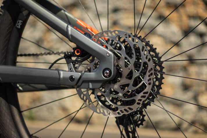   Vorne wie hinten setzt Cube auf 203 Millimeter große Bremsscheiben an der Magura Vierkolbenbremse.