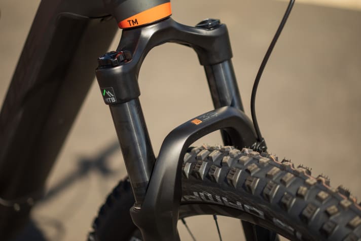   Die fürs E-MTB geeignete Rockshox 35 Gold liefert vorne 120 Millimeter Hub.