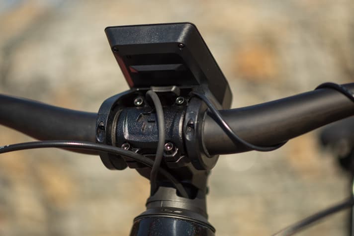   Die Züge verschwinden unter dem Vorbau am Steuerrohr ins Rahmeninnere.